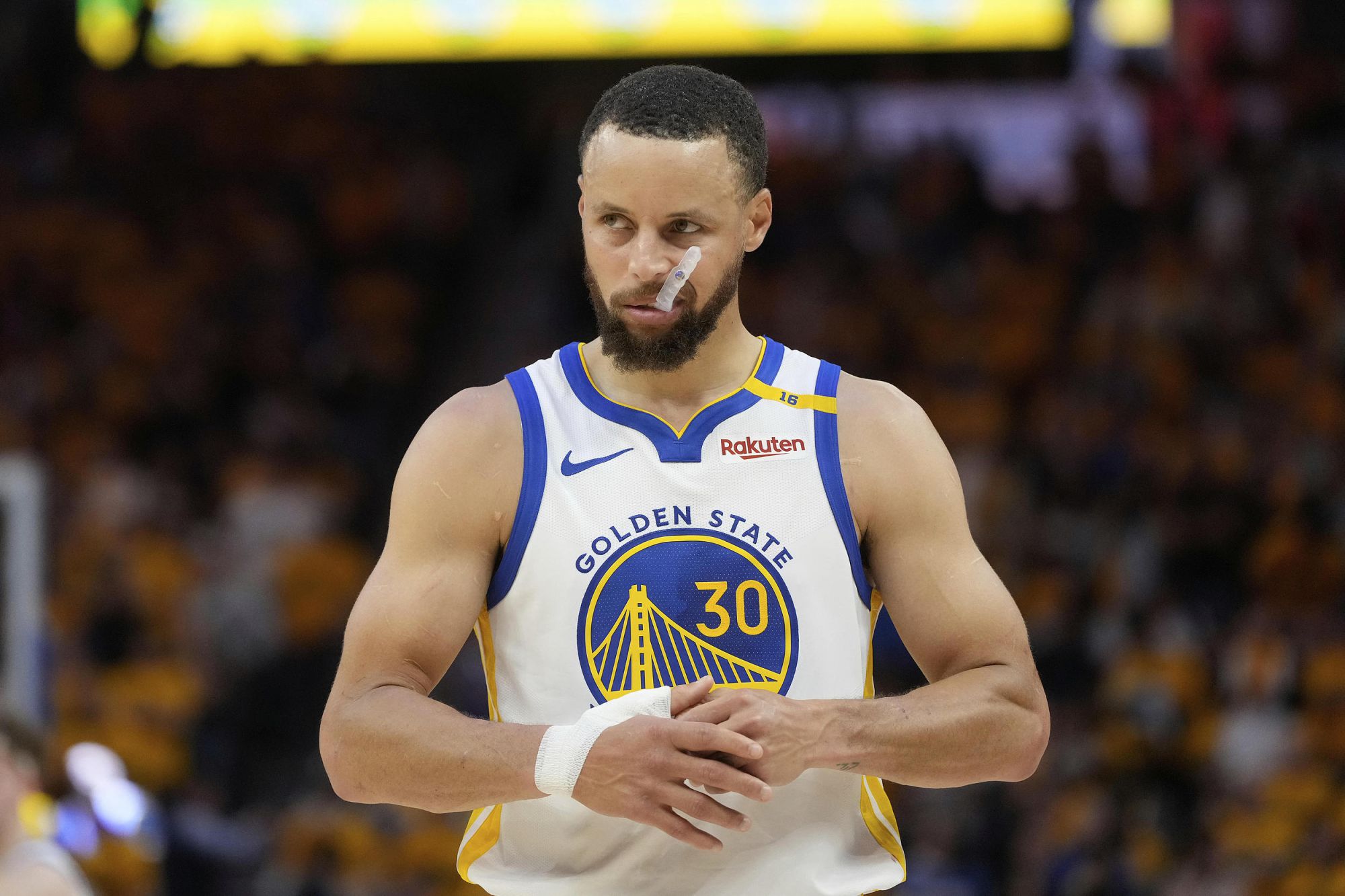 شعور السيطرة على الكرة ساخن! سجّل فريق Warriors 7 رميات ثلاثية في الربع الأول، محققًا نسبة 63.6% من مدى الثلاث نقاط.